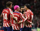 epa10382007 Atletico de Madrid's striker Alvaro Morata (R) celebrates with teammates after scoring the 2-0 goal during the Spanish LaLiga soccer match between Atletico de Madrid and Elche CF at Civitas Metropolitano stadium in Madrid, Spain, 29 December 2022. EPA/Kiko Huesca/Foto: Kiko Huesca