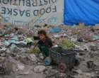 DEIR AL-BALAH, GAZA - 29. JULI:Palestinci koji žive u improviziranim šatorima u izbjegličkom kampu Nuseirat pokušavaju preživjeti izraelsku blokadu i politiku gladovanja kuhajući s odbačenom namirnicama u Deir al-Balahu, Gaza, 29. jula 2025. Porodice pretražuju otpadnu leću kako bi pripremile obroke dok se nestašica hrane pogoršava u Pojasu Gaze. (Hassan Jedi - Anadolu Agency)/