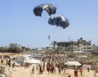 DEIR AL BALAH, GAZA - 4. AUGUST:Avion iz zraka ispušta humanitarnu pomoć padobranom iznad područja Al-Zawaida u Deir al-Balahu, Gaza, 4. augusta 2025. Palestinci se bore da prime pomoć koju ispuštaju vojni teretni avioni. Pokušaji spuštanja humanitarne pomoći padobranom u Pojas Gaze, koji je pod izraelskim napadom i embargom, se nastavljaju. (Mohammed Nassar - Anadolu Agency)/Foto: 