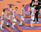 epa10370447 Ivan Perisic of Croatia (2R) and other players receive their bronze medal from FIFA president GIanni Infantino (R) after the FIFA World Cup 2022 third place soccer match between Croatia and Morocco at Khalifa International Stadium in Doha, Qatar, 17 December 2022. EPA/Noushad Thekkayil/Foto: Noushad Thekkayil