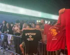 Mladići s majicama na festivalu u Prijedoru: "Jebeš grad bez tri logora"/Milan Čekrdžin