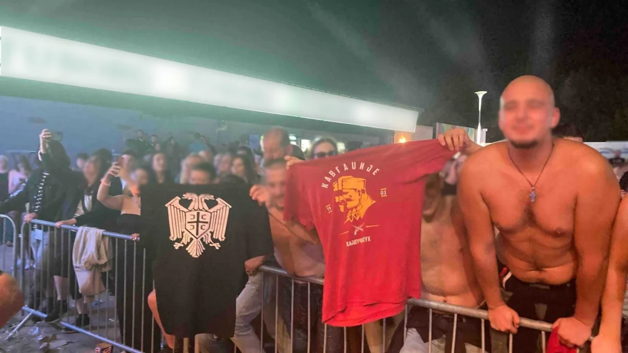 Mladići sa spornim majicama na muzičkom festivalu u Prijedoru/Milan Čekrdžin