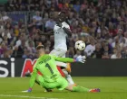 epa10267828 FC Barcelona's goalkeeper Ter Stegen (L) in action against FC Bayern's Sadio Mane during the UEFA Champions League group C soccer match between FC Barcelona and FC Bayern Munich at Camp Nou stadium in Barcelona, Spain, 26 October 2022. EPA/Alejandro García/Foto: Alejandro García