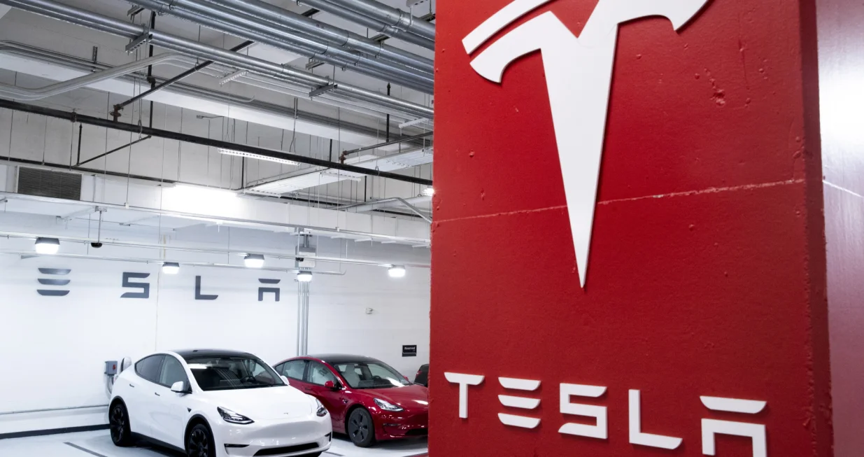 epa09546191 (FILE) - Tesla test-drive vehicles that are used by a Tesla dealership are seen charging in a garage in Washington, DC, USA, 08 February 2021 (reissued 26 October 2021). Tesla's market value rose past 1 trillion US dollar on 25 October, after US rental car company Hertz agreed to purchase 100,000 Tesla Model 3 automobiles. EPA/MICHAEL REYNOLDS/Michael Reynolds