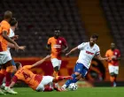 epa08694683 Hajduk Split's Mijo Caktas (R) in action against Galatasaray's Taylan Antalyali (C) during the UEFA Europa League third qualifying round soccer match between Galatasaray and Hajduk Split in Istanbul, Turkey, 24 September 2020. EPA/SEDAT SUNA/Foto: Sedat Suna