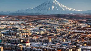 GLAVNI GRAD I ADMINISTRATIVNI CENTAR: Petropavlovsk-Kamčatski je podignut u morskom zalivu nad kojim gospodari jedan od aktivnih vulkana Kamčatke/