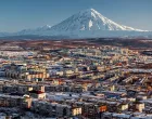 GLAVNI GRAD I ADMINISTRATIVNI CENTAR: Petropavlovsk-Kamčatski je podignut u morskom zalivu nad kojim gospodari jedan od aktivnih vulkana Kamčatke/