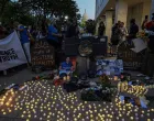 WASHINGTON DC, SJEDINJENE AMERIДЊKE DRЕЅAVE - 11. AVGUST: Demonstranti se okupljaju ispred sjediЕЎta NBC-a i FOX Newsa kako bi protestovali protiv ubistva palestinskih novinara od strane Izraela u Washingtonu DC, Sjedinjene AmeriДЌke DrЕѕave, 11. augusta 2025. Ljudi polaЕѕu cvijeД‡e i pale svijeД‡e tokom protesta. (Fatih AktaЕџ - Anadolu Agency)/