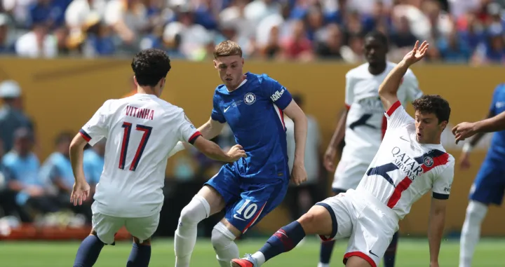 Soccer Football - FIFA Club World Cup - Final - Chelsea v Paris St Germain - MetLife Stadium, East Rutherford, New Jersey, U.S. - July 13, 2025 Chelsea's Cole Palmer in action with Paris St Germain's Vitinha and Joao Neves REUTERS/Lee Smith/Foto: Lee Smith