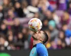 epaselect epa10386366 FC Barcelona's Polish striker Robert Lewandowski plays with a ball during the team's training session, exceptionally open to the public, at Spotify Camp Nou stadium in Barcelona city, Catalonia, north-eastern Spain, 02 January 2023. EPA/ALEJANDRO GARCIA/Foto: Alejandro Garcia