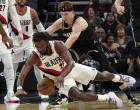 epa10253760 Portland Trail Blazers forward Justise Winslow (Bottom) and Sacramento Kings guard Kevin Huerter (Top) go for a loose ball during the second half of the NBA game at Golden 1 Center in Sacramento, California, USA, 19 October 2022. EPA/JOHN G. MABANGLO SHUTTERSTOCK OUT/Foto: John G. Mabanglo