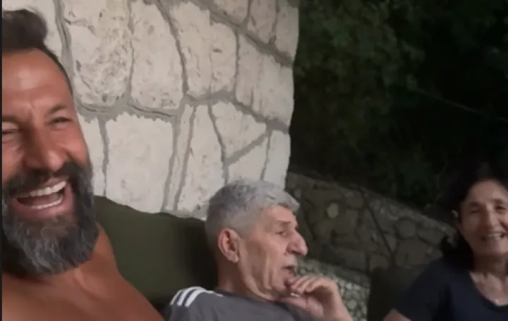 Hasan Salihamidžić sa roditeljima/Foto: 
