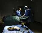 Iscrpljeni i izgladnjeli ljekari i medicinski radnici u Očnoj bolnici u Gazi/Anas Zeyad Fteha