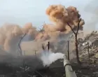 Rusko Ministarstvo odbrane objavilo snimak napada glavnog borbenog tenka T-72B3M koji navodno uništava ukrajinsko uporište u blizini Krasnoarmejska u Rusiji/Screenshot