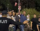 Andrej Vučić, brat aktuelnog predsjednika Srbije Aleksandra Vučića i istaknuti član Srpske napredne stranke (SNS), večeras je viđen kako predvodi grupu mlađih muškaraca, za koje se pretpostavlja da su pristalice te stranke, prema kamp-naselju u Pionirskom parku u Beogradu/