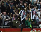 epa10150581 Newcastle's Alexander Isak (C) celebrates after scoring the opener goal against Liverpool for the 1-0 lead during the English Premier League soccer match between Liverpool FC and Newcastle United in Liverpool, Britain, 31 August 2022. EPA/PETER POWELL EDITORIAL USE ONLY. No use with unauthorized audio, video, data, fixture lists, club/league logos or 'live' services. Online in-match use limited to 120 images, no video emulation. No use in betting, games or single club/league/player publications/Foto: Peter Powell
