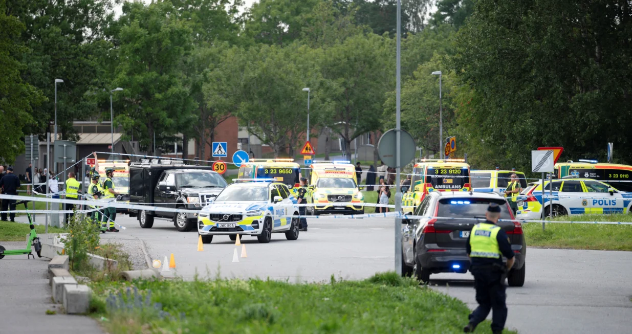 Police and ambulance on scene outside a mosque after a shooting, in Orebro, Sweden, August 15, 2025. Filip Gronroos/TT News Agency via REUTERS ATTENTION EDITORS - THIS IMAGE WAS PROVIDED BY A THIRD PARTY. SWEDEN OUT. NO COMMERCIAL OR EDITORIAL SALES IN SWEDEN./Filip Gronroos/ Tt