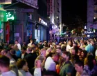 Sarajevo je večeras postalo središte kulturnih zbivanja regije, uz svečano otvaranje 31. Sarajevo Film Festivala. Grad je oživio u posebnoj atmosferi, prepun turista, gostiju i građana koji uživaju u filmskom programu i bogatom noćnom životu/Damir Deljo