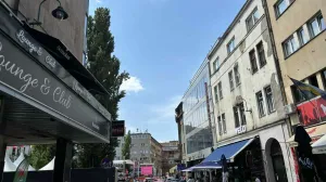 Prošetali smo festivalskim trgom drugog dana 31. Sarajevo film festivala. Iako je poprilično vruće i temperature su visoke, raspoloženje je na nivou, a fanova filmske umjetnosti, iako manje nego u večernjim satima, sreli smo na svakom koraku.Drugi dan 31. Sarajevo Film Festivala donosi bogat i raznovrstan filmski program na više lokacija širom glavnog grada/Nedim Fetahović