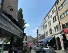 Prošetali smo festivalskim trgom drugog dana 31. Sarajevo film festivala. Iako je poprilično vruće i temperature su visoke, raspoloženje je na nivou, a fanova filmske umjetnosti, iako manje nego u večernjim satima, sreli smo na svakom koraku.Drugi dan 31. Sarajevo Film Festivala donosi bogat i raznovrstan filmski program na više lokacija širom glavnog grada/Nedim Fetahović