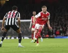 epa10387822 Oleksandr Zinchenko of Arsenal (R) in action against Jacob Murphy of Newcastle (L) during the English Premier League soccer match between Arsenal London and Newcastle United in London, Britain, 03 January 2023. EPA/Neil Hall EDITORIAL USE ONLY. No use with unauthorized audio, video, data, fixture lists, club/league logos or 'live' services. Online in-match use limited to 120 images, no video emulation. No use in betting, games or single club/league/player publications/Foto: Neil Hall