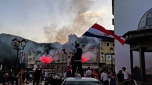 Jajce, kolona, svatovi, džamija, zastave tzv. HR-HB, policija/Facebook