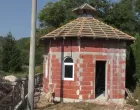 U selu Kijevo kod Sanskog Mosta odvija se nesvakidašnja priča – u dvorištu svoje porodične kuće, Esad Agić gradi malu džamiju. Ovaj neobični poduhvat nastao je kao izraz duboke lične tragedije i životnog iskustva porodice Agić./