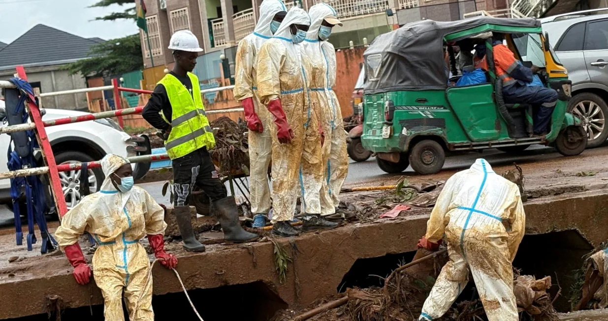 Emergency workers search for bodies while clearing debris following a deadly flood due to heavy rains, in Conakry, Guinea August 2, 2025. REUTERS/Souleymane Camara TPX IMAGES OF THE DAY/Souleymane Camara