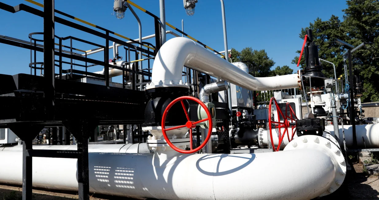 FILE PHOTO: The Druzhba oil pipeline between Hungary and Russia is pictured at the Hungarian MOL Group's Danube Refinery in Szazhalombatta, Hungary, May 18, 2022. Picture taken May 18, 2022. REUTERS/Bernadett Szabo/File Photo/Bernadett Szabo