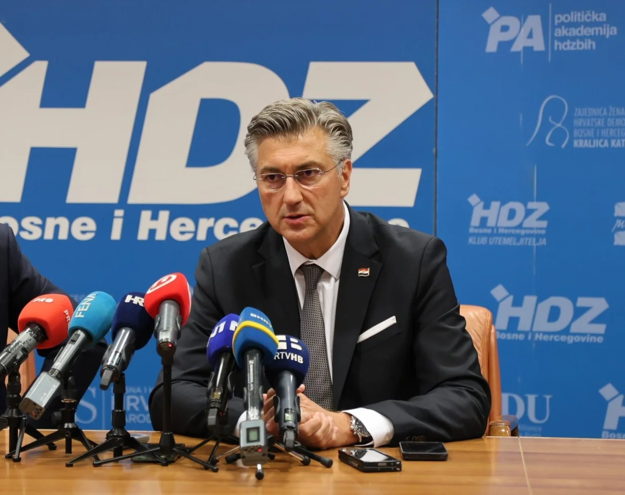 MOSTAR, 18. kolovoza (FENA) – Sa sjednice Predsjedništava Hrvatske demokratske zajednice Bosne i Hercegovine i Hrvatske demokratske zajednice Republike Hrvatske, koja je održana danas u Mostaru, lideri dviju sestrinskih stranaka poručili kako je ključno osigurati funkcionalnosti institucija Bosne i Hercegovine, te izbjeći svaki oblik destabilizacije države. (Foto FENA/Branka Soldo)/Branka Soldo