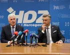 MOSTAR, 18. kolovoza (FENA) – Sa sjednice Predsjedništava Hrvatske demokratske zajednice Bosne i Hercegovine i Hrvatske demokratske zajednice Republike Hrvatske, koja je održana danas u Mostaru, lideri dviju sestrinskih stranaka poručili kako je ključno osigurati funkcionalnosti institucija Bosne i Hercegovine, te izbjeći svaki oblik destabilizacije države. (Foto FENA/Branka Soldo)/Branka Soldo
