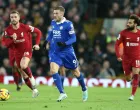 epa10383062 Jamie Vardy (C) of Leicester in action during the English Premier League soccer match between Liverpool FC and Leicester City in Liverpool, Britain, 30 December 2022. EPA/Adam Vaughan EDITORIAL USE ONLY. No use with unauthorized audio, video, data, fixture lists, club/league logos or 'live' services. Online in-match use limited to 120 images, no video emulation. No use in betting, games or single club/league/player publications/Foto: Adam Vaughan
