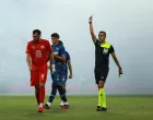 Miloš Gigović pokazuje crveni karton Anti Hrkaću/Foto: 