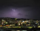 Sarajevo, BiH, 21. august 2025: Grmljavinsko nevrijeme praćeno obilnim padavinama zahvatilo je u četvrtak navečer Sarajevo. Nebo iznad glavnog grada Bosne i Hercegovine bilo je obasjano munjama. (Elman Omic - Anadolu Agency)/