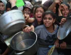 Palestinci, koji se suočavaju s poteškoćama u pristupu hrani zbog blokade koju je nametnuo Izrael, čekaju tople obroke sa svojim loncima i tavama u Deir Al Balahu, Gaza, 7. augusta 2025./Hassan Jedi