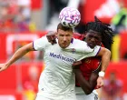 Soccer Football - Friendly - Manchester United v Fiorentina - Old Trafford, Manchester, Britain - August 9, 2025 Fiorentina's Edin Dzeko in action with Manchester United's Ayden Heaven Action Images via Reuters/Andrew Boyers/Foto: Andrew Boyers