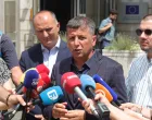 Lider Liste za pravdu i red Nebojša Vukanović pres ispred zgrade Delegacije Evropske unije u Bosni i Hercegovini/Senad Gubelić