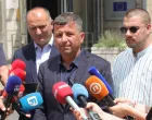 Lider Liste za pravdu i red Nebojša Vukanović pres ispred zgrade Delegacije Evropske unije u Bosni i Hercegovini/Senad Gubelić