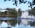 pad helikoptera prilikom uzimanja vode iz jezera u Francuskoj X/X