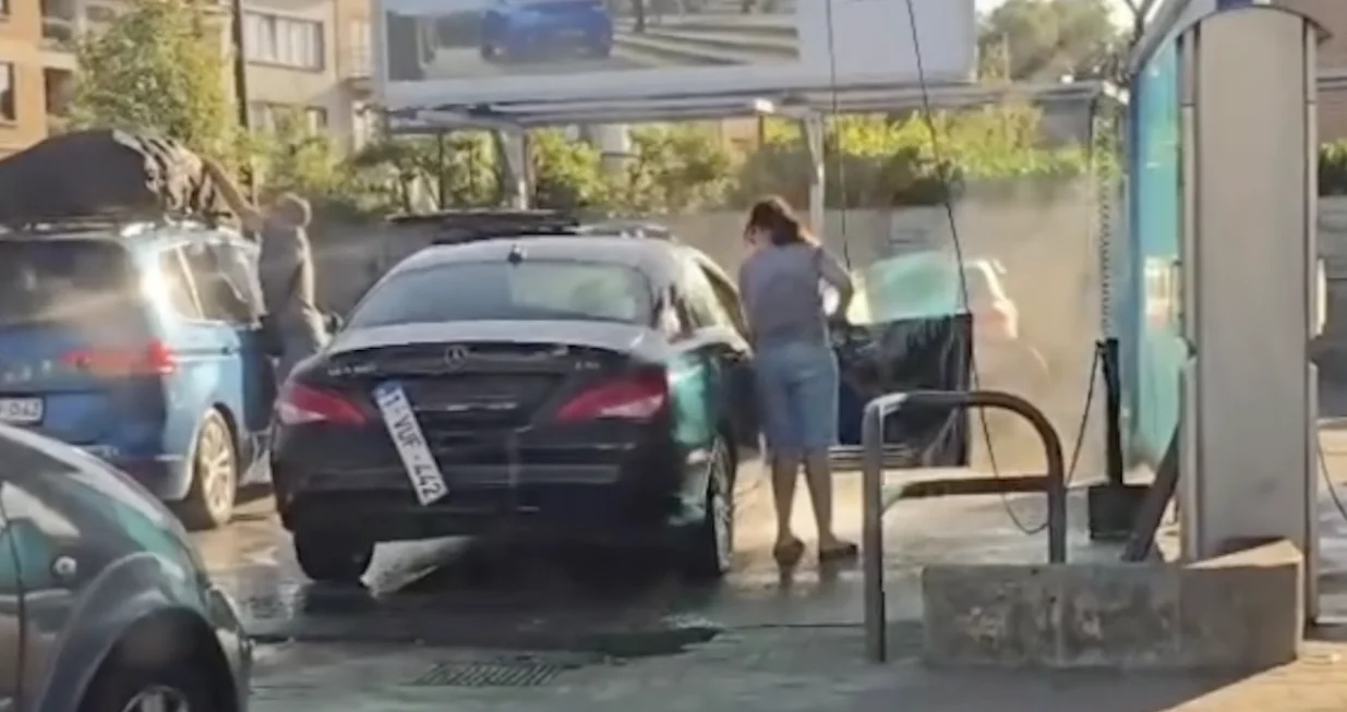 Napravila veliku grešku pri pranju automobila/Instagram