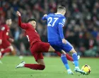 epa10383012 Alex Oxlade-Chamberlain (L) of Liverpool in action against Timothy Castagne of Leicester during the English Premier League soccer match between Liverpool FC and Leicester City in Liverpool, Britain, 30 December 2022. EPA/Adam Vaughan EDITORIAL USE ONLY. No use with unauthorized audio, video, data, fixture lists, club/league logos or 'live' services. Online in-match use limited to 120 images, no video emulation. No use in betting, games or single club/league/player publications/Foto: Adam Vaughan