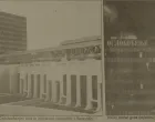 1992. Nakon neprekidnog granatiranja sa položaja Vojske RS-a, dva velika požara i mnogo manjih, srušio se neboder Oslobođenja u Nedžarićima./Oslobođenje