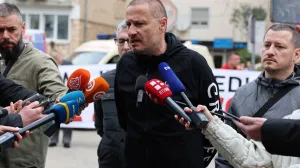 MOSTAR, 3. travnja (FENA) – Zdravstveni radnici Hercegovačko-neretvanske županije (HNŽ) održali su u četvrtak prosvjed ispred zgrade Vlade HNŽ-a s kojeg su zatražili potpisivanja aneksa kolektivnog ugovora za zdravstvene radnike. Na fotografiji: Dalibor Vuković, predsjednik Sindikata zdravstvenih radnika HNŽ-a (Foto FENA/ES)/Es