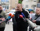 MOSTAR, 3. travnja (FENA) – Zdravstveni radnici Hercegovačko-neretvanske županije (HNŽ) održali su u četvrtak prosvjed ispred zgrade Vlade HNŽ-a s kojeg su zatražili potpisivanja aneksa kolektivnog ugovora za zdravstvene radnike. Na fotografiji: Dalibor Vuković, predsjednik Sindikata zdravstvenih radnika HNŽ-a (Foto FENA/ES)/Es