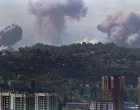 1995. Nakon granatiranja Sarajeva i masakra nad civilima na pijaci Markale, te pošto su eksperti UN-a utvrdili da je granata ispaljena na Markale došla sa položaja bosanskih Srba, avioni NATO-a u zoru bombardovali vojne ciljeve bosanskih Srba oko Sarajeva./