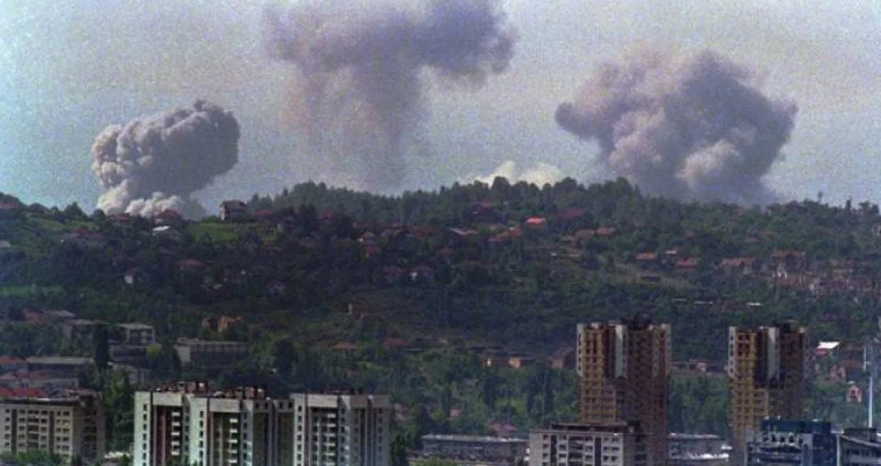 1995. Nakon granatiranja Sarajeva i masakra nad civilima na pijaci Markale, te pošto su eksperti UN-a utvrdili da je granata ispaljena na Markale došla sa položaja bosanskih Srba, avioni NATO-a u zoru bombardovali vojne ciljeve bosanskih Srba oko Sarajeva./