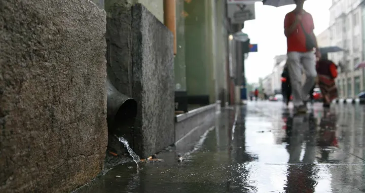 Kiša u Sarajevu, Sarajevo, ljetni pljusak, osvježenje, kišobrani/Damir Deljo/