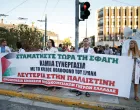 ATINA, GRČKA, 29. AVGUST: Zdravstveni radnici javnog sektora učestvuju u demonstracijama ispred izraelske ambasade u Atini, Grčka, protiv smrtonosnog napada na bolnicu Nasser u Gazi, u kojem je poginulo najmanje 20 osoba. (Socrates Baltagiannis - Anadolu Agency)/