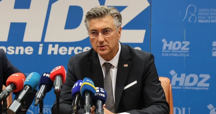 MOSTAR, 18. kolovoza (FENA) – Sa sjednice Predsjedništava Hrvatske demokratske zajednice Bosne i Hercegovine i Hrvatske demokratske zajednice Republike Hrvatske, koja je održana danas u Mostaru, lideri dviju sestrinskih stranaka poručili kako je ključno osigurati funkcionalnosti institucija Bosne i Hercegovine, te izbjeći svaki oblik destabilizacije države. (Foto FENA/Branka Soldo)/Branka Soldo