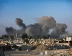 GAZA, PALESTINA - 23. AUGUST 2025.Dim se diže iznad stambenih zgrada nakon izraelskih napada na naselja Ez-Zeytun i Sabra u gradu Gazi. (Hamza Z. H. Qraiqea - Anadolu Agency)/